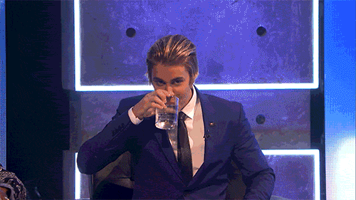Justin-Bieber-Water-Drink-GIF-1427770269-1436971466