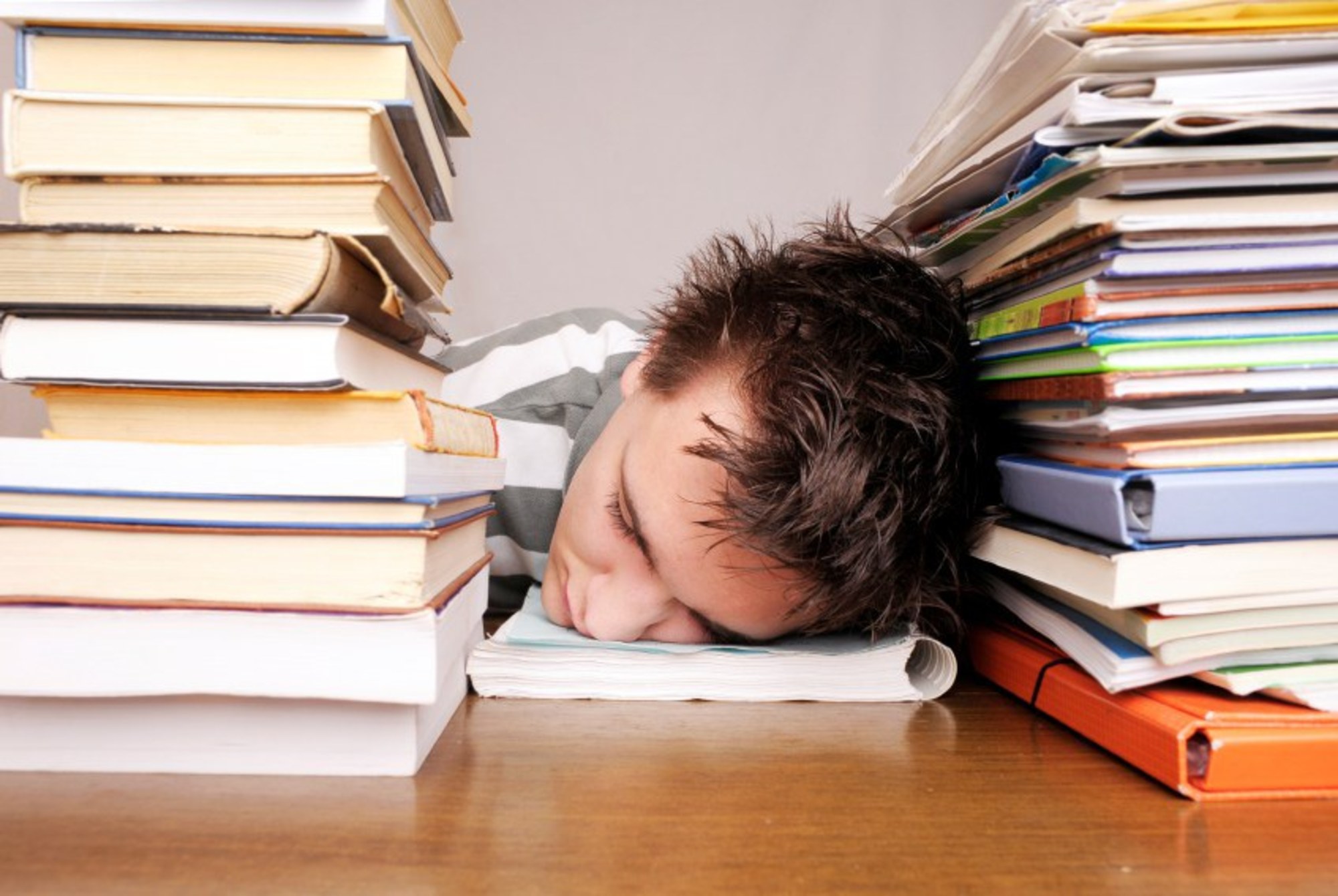 Устал читать. Стремление к учебе. Замученный студент. Уставший студент. Стремление к знаниям.